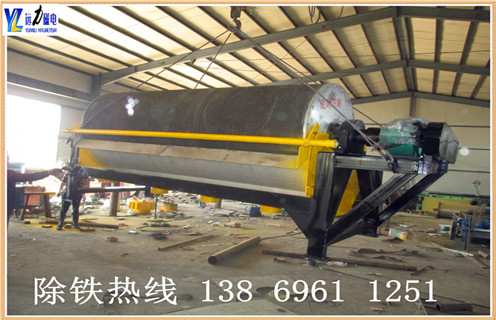 一.永磁筒式磁選機(jī)的磁選粒度 半逆流永磁筒式磁選機(jī)適用于礦石粒度在0~0.2mm的粗選和精選;順流永磁筒式磁選機(jī)適用于粒度在0~0.5mm的粗選和精選;逆流槽永磁筒式磁選機(jī)適用于礦石粒度為0~0.6mm的粗選和掃選. 濰坊遠(yuǎn)力生產(chǎn)的永磁筒式磁選機(jī)采用磁性較高的稀土釹鐵硼磁塊和鐵氧體磁塊組成復(fù)合磁系,具有磁場(chǎng)強(qiáng)度高,磁力大,不容易退磁的主要特性,因此,性能可靠穩(wěn)定,生產(chǎn)能力大,適應(yīng)能力強(qiáng),是一家不錯(cuò)的選礦磁選設(shè)備. 二.永磁筒式磁選機(jī)磁選結(jié)構(gòu) 永磁筒式磁選機(jī)主要由氣缸,托輥,毛刷輥,磁系統(tǒng),油箱,傳動(dòng)部分6個(gè)部件.圓筒由2-3mm不銹鋼板焊成筒,端蓋為鋁合金鑄件或工件,用不銹鋼螺釘和桶連接.電機(jī)或直接通過(guò)減速無(wú)極變速電動(dòng)機(jī),驅(qū)動(dòng)缸,磁性輥和刷輥?zhàn)餍D(zhuǎn)運(yùn)動(dòng).磁系為開(kāi)放式磁系,裝在氣缸和裸露的全磁磁鐵用不銹鋼螺栓裝在磁軛的地板,出缸叉軸,軸固定有拐臂. 三.永磁筒式磁選機(jī)的磁場(chǎng)強(qiáng)度 永磁筒式磁選機(jī)低磁場(chǎng)強(qiáng)度采用分離鐵顆粒散裝物料,它也可以用來(lái)除去或豐富干礦物質(zhì)含量的強(qiáng)磁性:礦石后淤漿罐入罐后,自來(lái)水管水進(jìn)入水箱的礦物顆粒的影響下的磁場(chǎng)的作用,磁性礦物顆粒的磁極運(yùn)動(dòng)磁聚發(fā)生,并且被吸引到氣缸(磁選機(jī))沿氣缸的旋轉(zhuǎn)方向交替的磁極的極性,并在工作中,被固定交替的磁極的磁力攪拌產(chǎn)生的現(xiàn)象的非磁性礦物中,由于關(guān)閉,并在氣缸的內(nèi)表面的吸最終濃縮物.磁性的鼓分離器濃縮沿磁性圓筒的邊緣到最弱的上面的磁系統(tǒng),在卸荷作用的沖洗水噴霧排入精礦槽中,如果是全磁磁輥,刷輥,卸礦是開(kāi)展.非性或弱磁性礦物被留漿在泄流槽,即是尾礦.