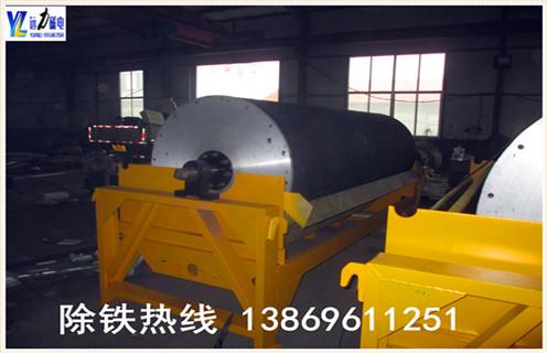 2.永磁筒式磁選機(jī)在使用過(guò)程中的注意事項(xiàng) 2.1.磁選機(jī)在開車前應(yīng)注意檢查電源線路.傳動(dòng)裝置.軸承的潤(rùn)滑系統(tǒng)和設(shè)備周圍情況,確認(rèn)正常無(wú)障礙物后方能開車; 2.2.設(shè)備的開車應(yīng)按一定的順序進(jìn)行.一般來(lái)說(shuō)開車按工藝過(guò)程從后往前開,停車則相反; 2.3.開車時(shí),先打開設(shè)備各部水管,排礦口開始應(yīng)小些,然后給礦,并逐步調(diào)整到正常操作; 2.4.干式磁選機(jī)設(shè)備全部停車時(shí),應(yīng)先與水泵管理人員聯(lián)系,然后停止給礦,再逐漸關(guān)閉水門和排礦口;若不逐漸關(guān)閉水門,則可能造成水泵崩壞.局部停車亦應(yīng)事先聯(lián)系,以便確定水泵開動(dòng)臺(tái)數(shù);