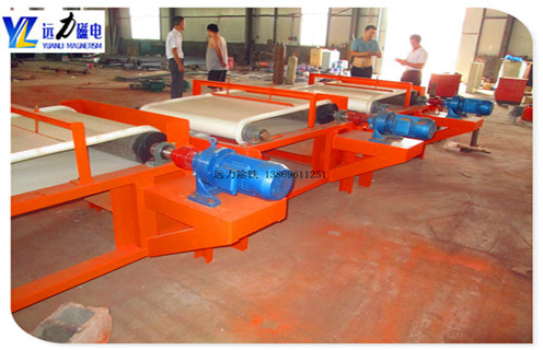 干式磁選機工作原理及參數,遠力磁電生產的干式磁選機,所選擇的礦物主要是石英砂,石英砂其實是一種重要的非金屬礦物,主要是被石英石加工破碎.石英砂的一個重要應用是作為陶瓷體和釉料原料使用,但往往含有赤鐵礦,褐鐵礦,黑云母等雜質.  　　1.干式磁選機的工作原理  　　石英砂干式高強磁磁選機可以去除一種鐵雜質,提高煅燒后石英砂的亮度,以及陶瓷制品的光澤度,從而提高產品的價值石英砂干式高強度磁選機使用帶式分選結構,在整個工作區(qū)從進料到物料,由帶驅動的材料,物料可以進行多次磁力攪拌,同時起到水沖洗的作用,去除磁性尾礦,帶有磁性將礦物輸送到選板機的退磁區(qū),使得具有磁性的礦物通過退磁裝置去除,完成修整過程,機器功率小,處理量大,磁場強度高,實現質量好,可以獲得更大的效益.