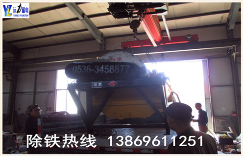 .干式磁選機筒體產品噪音原因:底箱中有障礙物 1.1檢查人員檢修后將雜物遺留在底箱內; 1.2由于管理不善或操作不慎將檢查用的小勺頭.鐵管頭.鐵絲等雜物掉進底箱內; 1.3有些選礦廠用立式泵.回收泵處理泵坑礦泥,這些礦泥打到磁選機的某個系統中,由于礦泥中含有鐵絲.螺帽.焊條頭.碎鋼球.水泥塊等雜物,若除渣設備失效,使這些雜物隨礦漿進入底箱內,卡在底箱某處與筒體產生撕裂與摩擦聲. 2.干式磁選機筒體產生噪音解決措施: 2.1干式磁選機底箱中如有障礙物,發現后要立即停機清理底箱取出障礙物,檢查清渣設備是否完好. 2.1干式磁選機筒體耐磨層劃壞.筒體磨漏 2.3涂刷耐磨層的原料因其配方.溫度.時間.衛生等情況不適.耐磨層過早脫落,使筒體磨漏.也有底箱隔板偶然開焊凸起,將耐磨 層劃壞等現象. 2.4由于某種原因,底箱突然進入鋒利的鐵器,或底箱中積累的雜物,又得不到及時清理,卡在槽體與磁選機筒體之間,發出撕裂與摩擦聲,將耐磨層刮起或磨壞,嚴重時會把筒體磨漏. ?發現以上這些現象都要停機處理,首先將刮起的耐磨層剪斷,然后進行修補.并取出底箱里的障礙物,筒體磨漏要更換筒體,定期清理底箱.