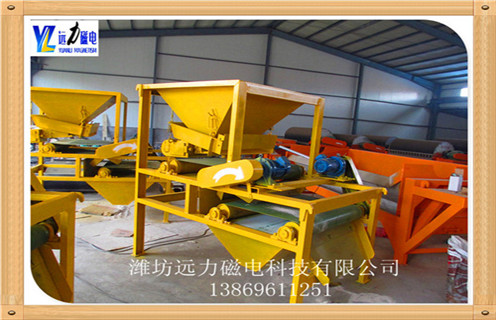 永磁磁選機的試車流程是啥樣子的，濰坊遠力磁電生產的永磁磁選機是根據各種礦物不同的比磁化系數,利用磁力進行礦物分選.當礦漿進入分選區時,由于各種礦物比磁化系數不同,在磁場磁力作用下,強磁性礦物被吸附在圓筒表面上,隨圓筒旋轉帶到精礦礦口,脫離磁系后借精礦沖洗水排入精礦箱;脈石和弱磁性礦物不能被磁力吸引,在槽體內礦漿流的作用下,順圓筒旋轉方向自流進入尾礦排礦箱.